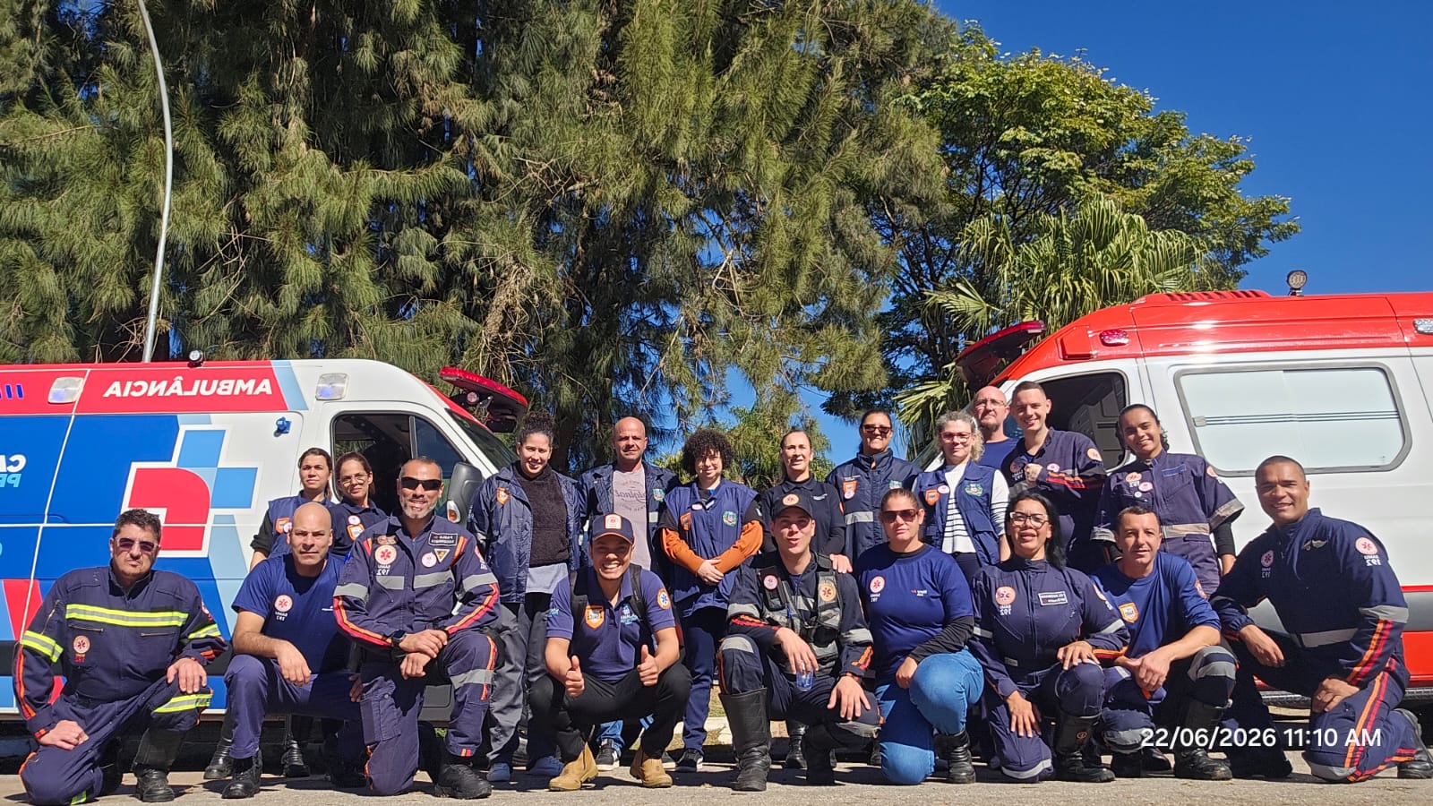 Equipe de socorristas da P&N Emergências em frente às ambulâncias